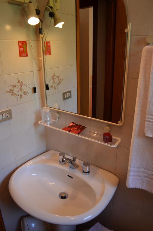 Hotel Pilotto Πεσκιέρα ντελ Γκάρντα Εξωτερικό φωτογραφία