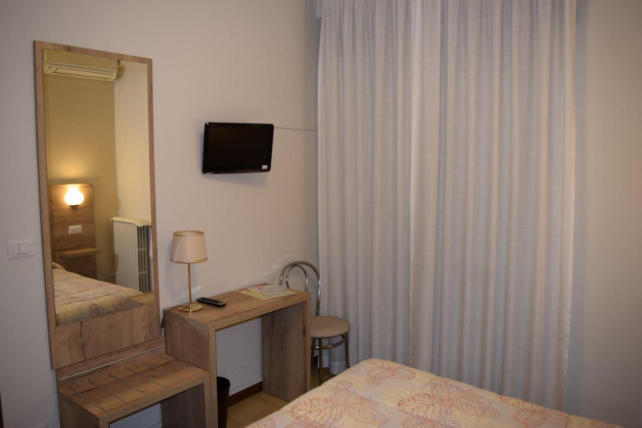 Hotel Pilotto Πεσκιέρα ντελ Γκάρντα Εξωτερικό φωτογραφία